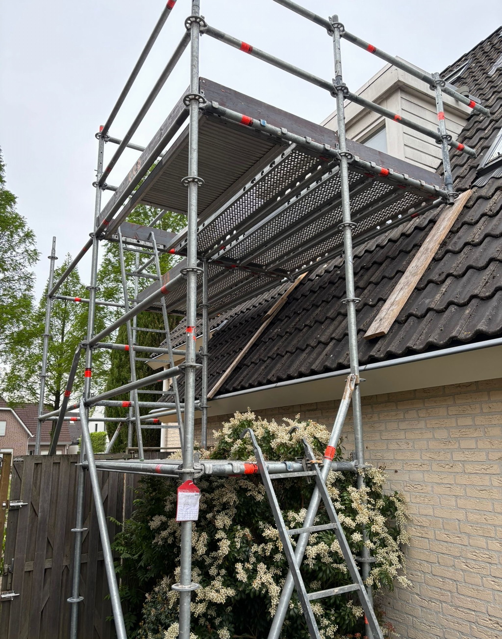 Steiger bij een woning