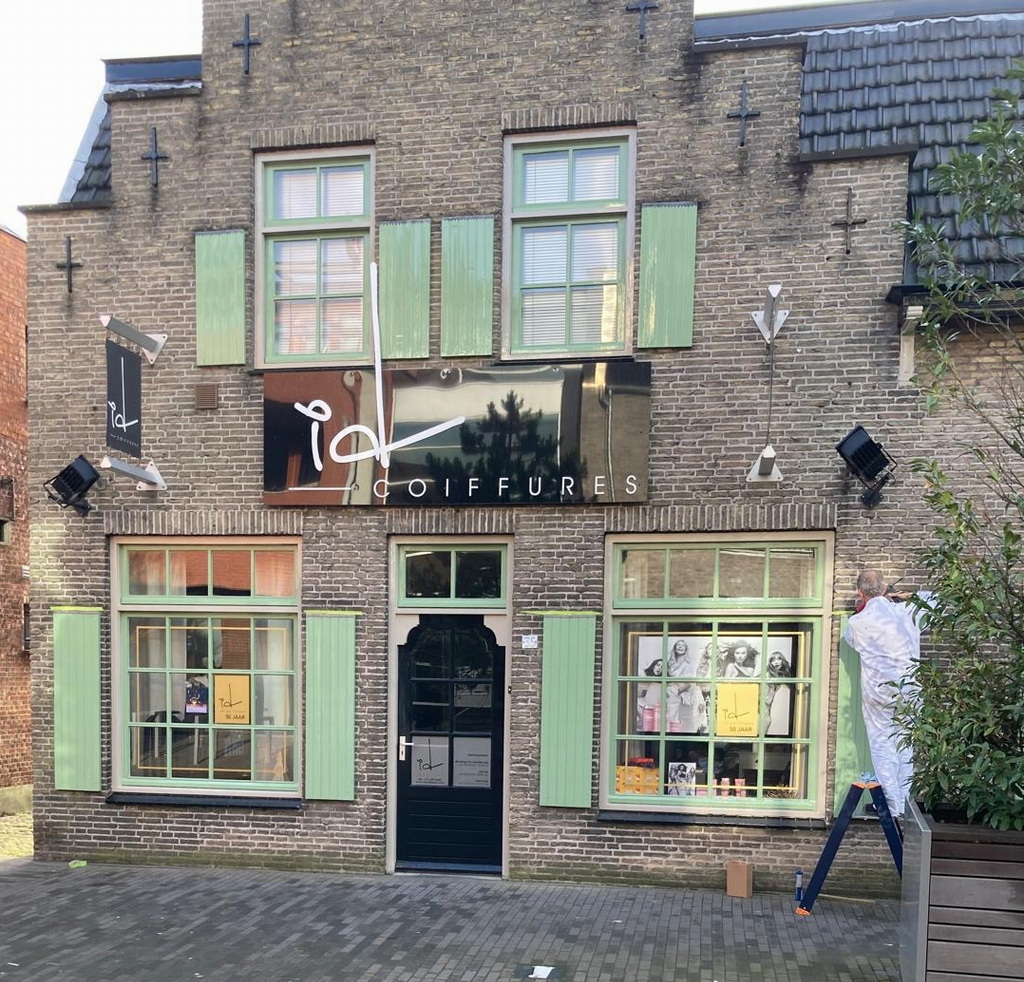 Schilderwerk buiten bij een kapsalon-pui, mint luiken